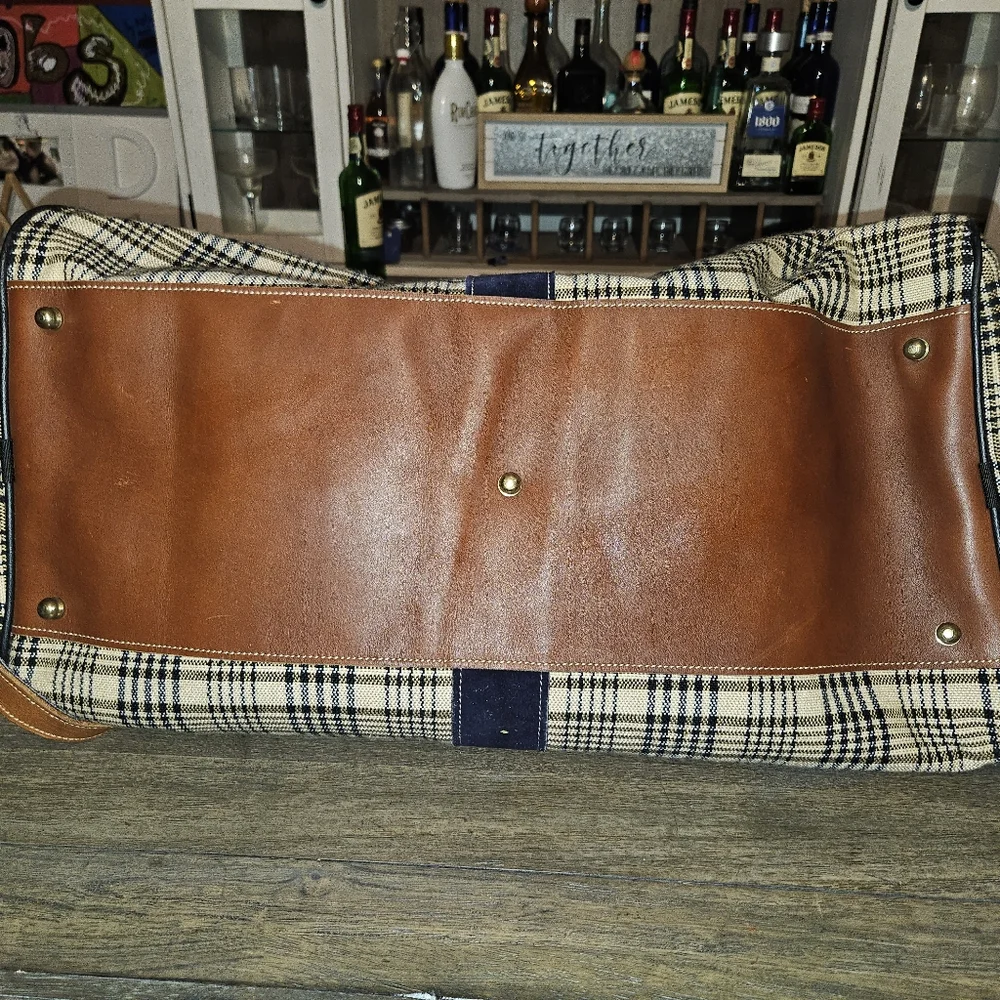 5/A Baker® Duffle Bag With Matching ORIGINAL 5/A Baker Blanket Wristlet Cosmetic - Picture 3 of 12